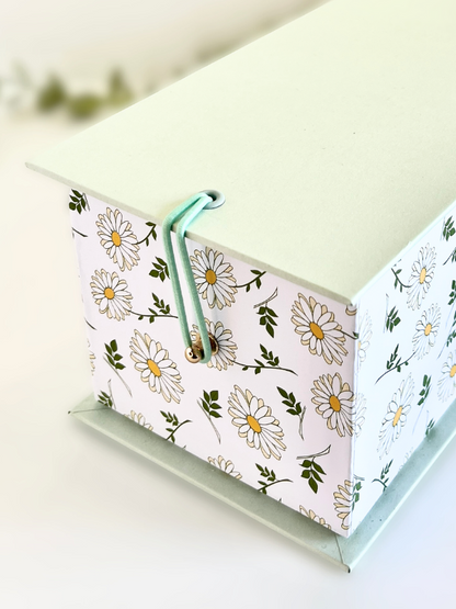 Personalise Now | Gift SET | Beautiful Mint Daisy Box & Tumbler Set